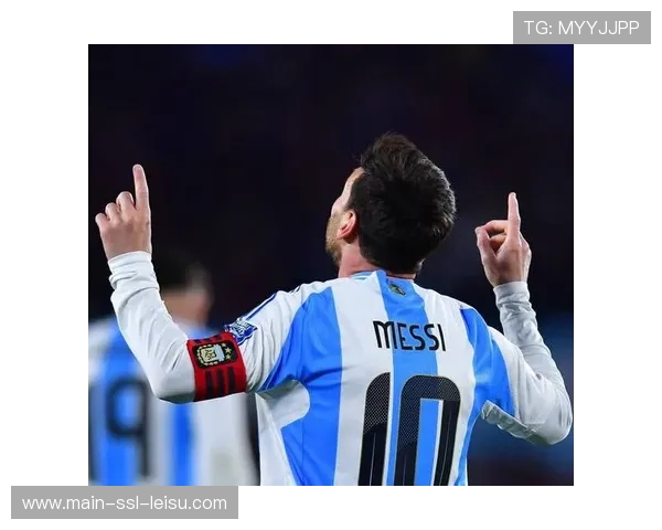 沙特小球迷高举梅西球衣观战西超杯,引发社交媒体热议 沙特小球迷高举梅西球衣观战西超杯,引发社交媒体热议